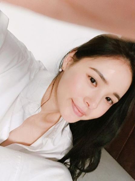 *刷牙洗臉
把一整個晚上臉部出油的油脂以及嘴巴不好的口氣給清洗乾淨!膚質較乾的人可以用清水洗臉就可以了,覺得臉比較油的人可以使用溫和的洗面乳!