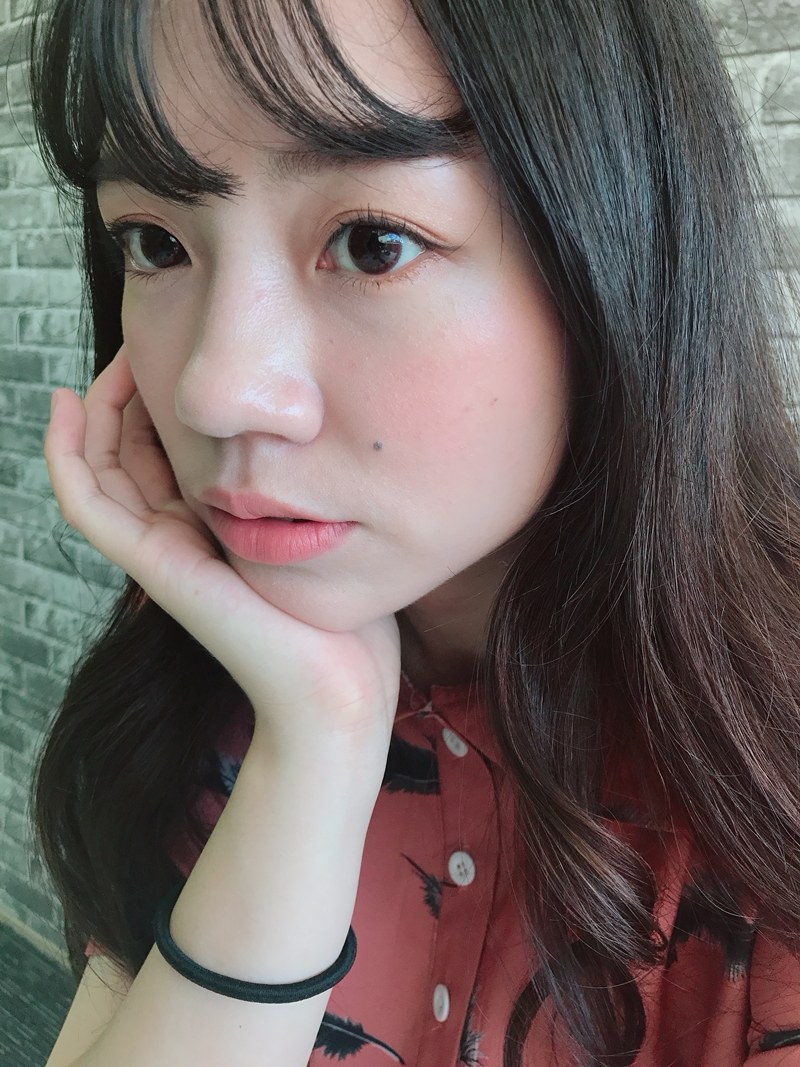 除此之外歐膩也當作口紅跌到嘴唇上,只能說,他只適合唇色淺的人,唇色深的人會完全上不去,而且塗上去的時候比較乾,甚至還會有一塊一塊的感覺,當唇彩歐膩真的滿不推的XD