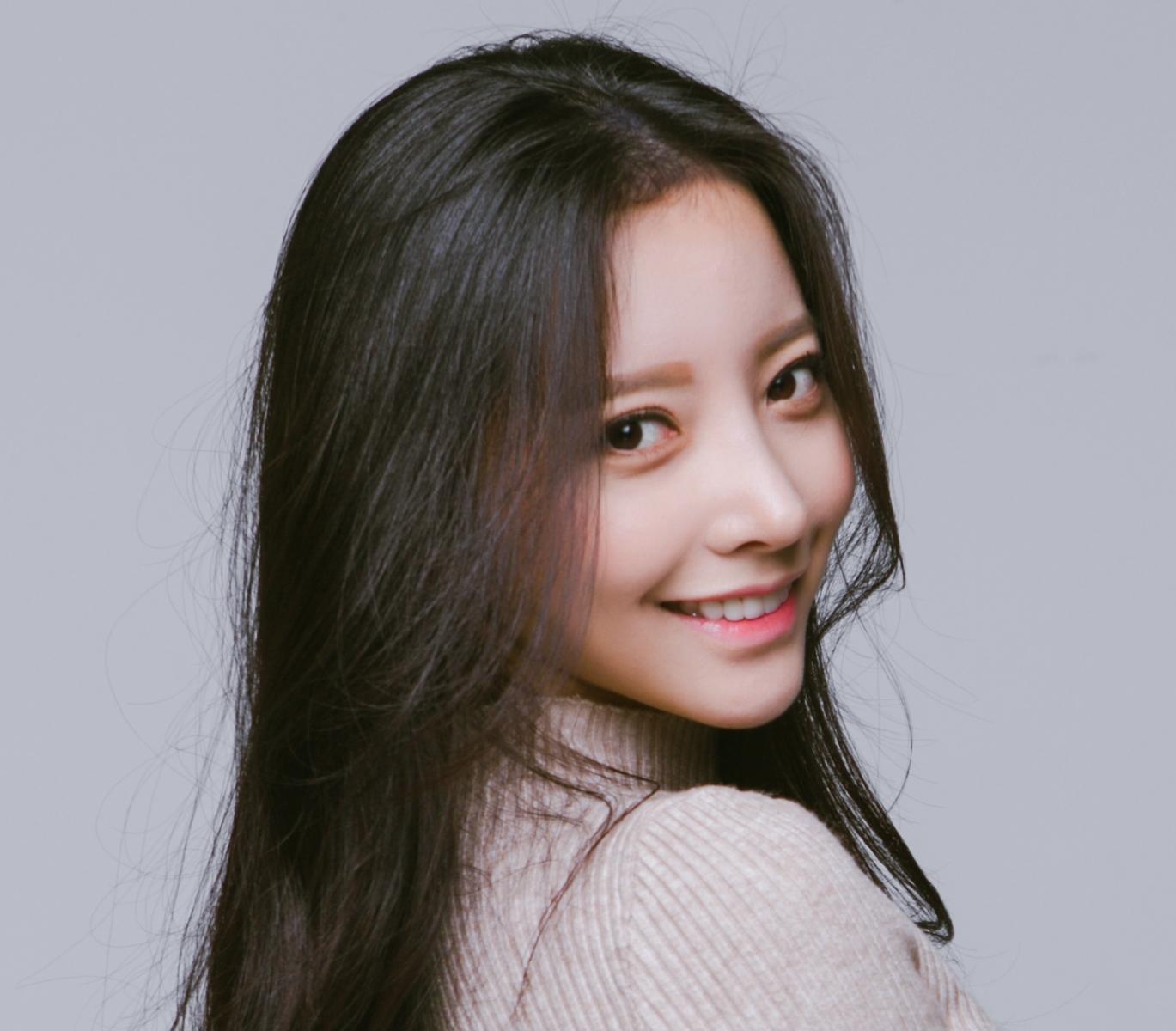 而BJ 수댕的本名叫做수정(秀靜 音譯),秀靜曾是RBW的練習生,過去曾經和MAMAMOO的成員一起度過了練習生的生活,也曾一起練習過 ‘Mr.曖昧模糊’這首歌。
雖然最後因為個人的原因沒有辦法跟媽媽木一起出道,但是她們的友情依舊相當堅固呢!