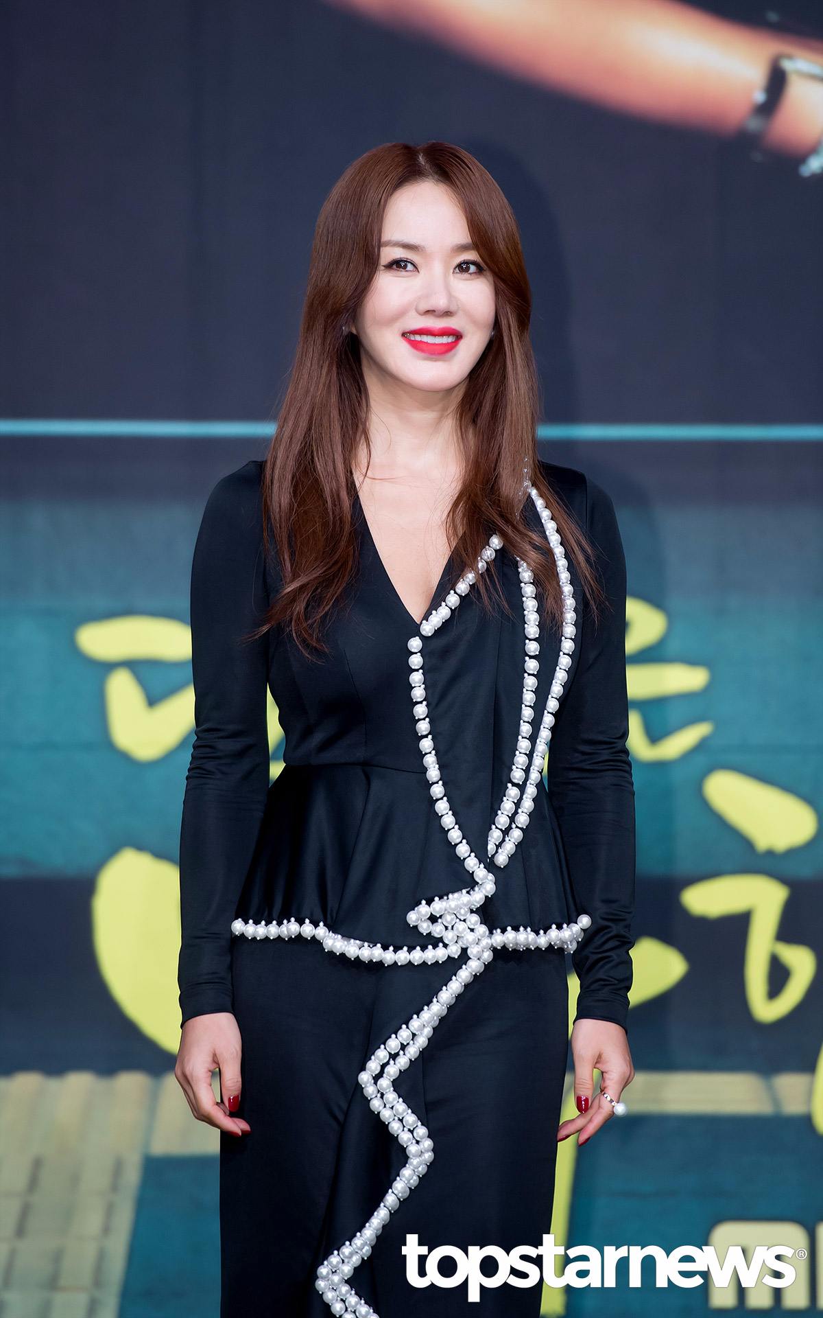 嚴正化
即將於幾年後成為50代的大前輩女演員、女歌手的嚴正化,年輕的時候因為美艷的外貌和較為新奇大膽的演出方式,獲得韓國瑪丹娜的稱號。至今還未結婚的他也被稱為韓國演藝圈的黃金單身女。