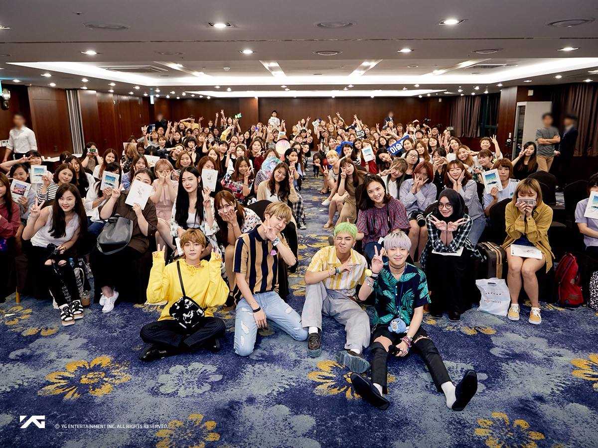 成員們還是不放心(疑心病很重?),所以會隨身背著一個小包包,台灣人簡稱「霹靂腰包」 這麼一說大家應該都知道是什麼了吧?!成員們無論去哪裡都會背在身上XD