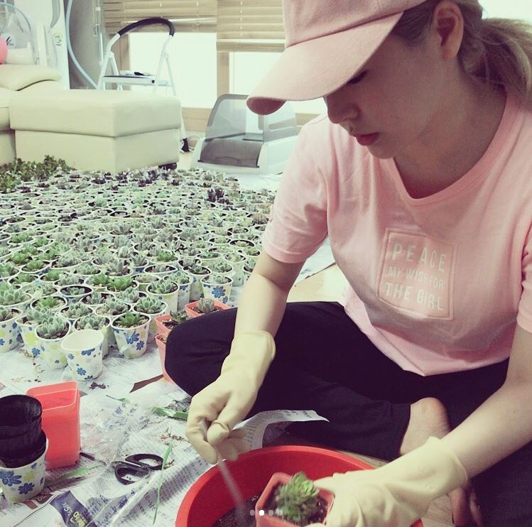 而且可愛的一點是珊妮家明明超近,據說就在鬧區景福宮附近而已,但似乎先前和成員們住在一起習慣了,所以即使出道10年還在享受宿舍生活中,雖然仍舊是宅女一枚,但多了一隻貓咪作陪,御用鏟屎官的生活應該也很熱鬧