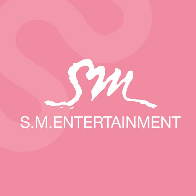 如果要說貴人多忘事,那麼首推應該是今年下半年忙翻的SM經紀公司了。雖然SM家的粉絲似乎早就習慣SM在印刷上的錯誤,也已經習慣要去SM家的實體商城拿貼紙回家自己貼掉錯的印刷,但今年下半年團體回歸組數不少的SM似乎讓旗下藝人直接發文抗議的次數越來越多!