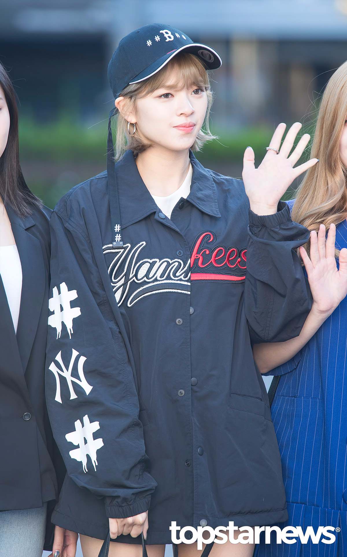 ►TWICE-定延
如果本身走帥氣路線的女孩,可以試著參考定延的穿搭,利用一件類似棒球外套的外搭,配上一頂黑色的老帽。但如果害怕男子氣的感覺太重,可以像定延一樣選擇「下半身失蹤」的穿搭,運動感再搭上性感風,絕對迷翻男生啊!