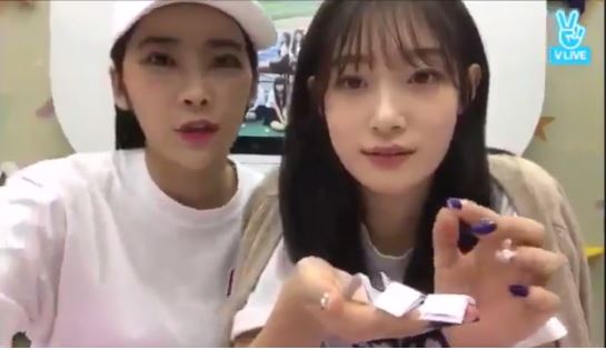 因為先前DIA成員奇喜賢和鄭彩娟一同進行直播時,就曾有黑粉故意留言說「鄭彩娟好無聊」,還不斷說「還不如來去看電影」。因為不斷的洗版,讓在一旁的喜賢忍不住一把拿下手機,對著鏡頭唸出對方的ID,忍不住直接嗆「無聊的話那你就去看電影吧,去啊」
