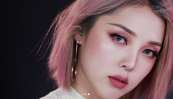 長期與超人氣彩妝師PONY合作的Etude House ,也搶在換季之前就請PONY示範妝容,看來今年秋冬有可能可以流行回到勃根地酒紅色!(偽少女的偶像女神啊~)
