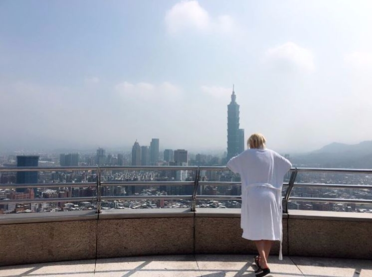 而且不只智煐喜歡的口味讓人意外,智煐的身材也有意外的反轉!這次智煐大方公開在飯店頂樓游池拍攝的照片,不僅遠眺101的風景讓人發現台北意外的城市天際線美感~