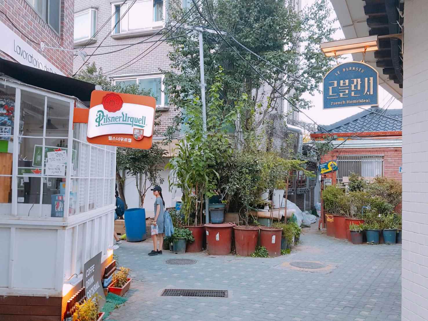 益善洞裡真的很多很好拍的小角落,就像雜誌畫報裡出現的背景一樣,狂殺我們的手機容量,尤其這家白色的酒吧,漆成白色的木頭牆面,站在前面畫面真的好得沒話說,其實看起來有點衝突,因為這家店帶點美式風格,但我們又身在韓屋村裡,真的很有趣。