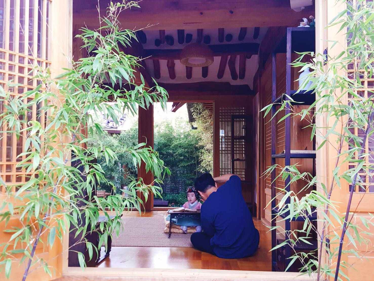 那天很幸運看到剛好有人在韓屋村裡舉辦韓國傳統的周歲宴,在這麼高級的韓屋裡舉辦周歲宴感覺來頭就不小,還看到小小的主人公,穿著韓服在專業攝影師的引導之下拍攝周歲照片,真的超級可愛,路過的人連連驚呼、驚歎,妹妹就像洋娃娃一樣可愛,小編這一群奇怪的阿姨,也盯著看好久~