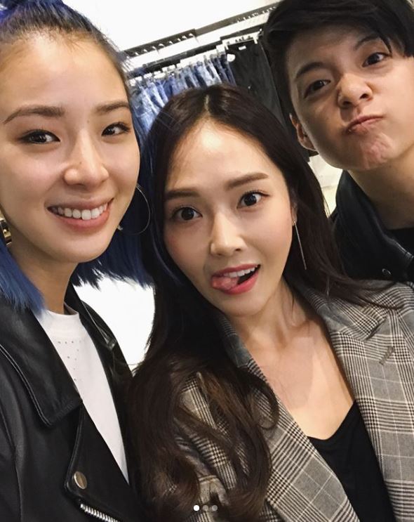 而Amber最近的公開活動是在紐約出席時裝週,更與前師姐Jessica碰面,雖然當時看來很開心,但無法站上舞台看來一直是讓Amber難以釋懷的傷痛啊!