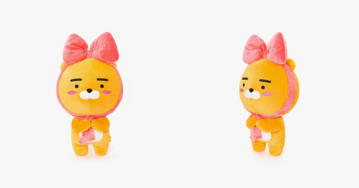 ◆60cm Plush doll-Ryan(Ribbon type) 59,000KRW 約台幣1574元
最近綁著蝴蝶結的Ryan真的是紅遍大街小巷啊!甚至是只要去Kakao Friends的商店就可以看到裡面擺著一大~~~個Ryan,說他是最近的鎮店之寶一點也不為過啊!