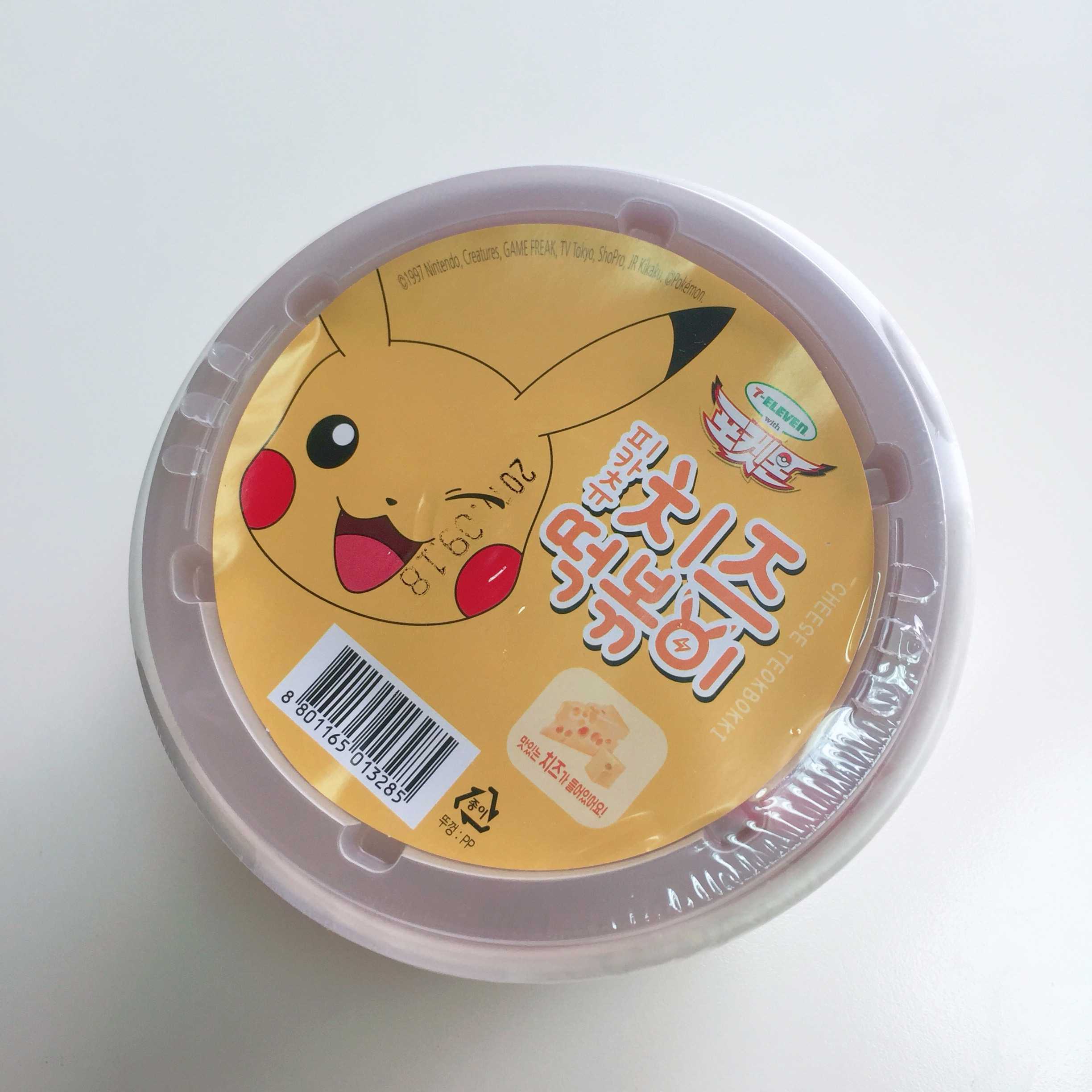 #7-11限定 피카츄 치즈떡볶이 皮卡丘起司辣炒年糕
皮卡丘包裝超可愛,而且起司辣炒年糕聽起來也超誘人呀~
(有眼尖的人發現是因為皮卡丘辣炒年糕快過期了所以才趕緊拆來吃一吃的嗎XDD)