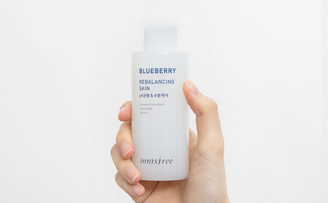 推薦化妝水:Innisfree 藍莓平衡化妝水 8000KRW
完全無酒精、無香料、無防腐劑的一款化妝水,使用起來對肌膚比較無害,由於沒有添加防腐劑,所以需要趕快在3個月以內用完!