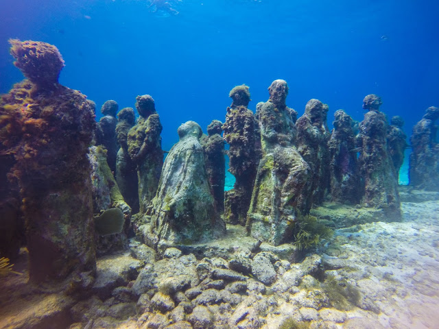 4. 墨西哥坎昆 坎昆水下博物館 Cancun Underwater Museum
位在加勒比海裡的水下博物館為英國藝術家Jason de Caires Taylor以環境保護為發想所發起的,每個雕像都是等比例大小,並且所使用的材質是有利於珊瑚、海洋生物生長的。大約有400尊以上的雕像位於海中,彷彿海底的西方兵馬俑,佇立不動的雕像以及在旁悠游的魚兒形成有趣的對比!