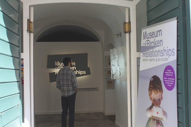 5. 克羅埃西亞 失戀博物館 Museum of Broken Relationships
失戀也有博物館可以展示?在失戀分手後留下來的東西,大部分的人會還給對方、直接丟掉或是封印在某個盒子裡,以免觸「物」傷情。然而,克羅埃西亞的失戀博物館專門收藏來自世界各地的失戀物品,不論是訂婚戒指、手機還是空酒瓶等各種物品都含有每個失戀的故事,民眾也可以捐贈自己的失戀物品來使自己放下過去的感情重新開始。