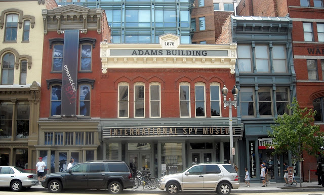 6. 美國華盛頓 國際間諜博物館 International Spy Museum
連小編自己都超級心動的間諜博物館收藏了六百多件從美國、歐洲、前蘇聯等的間諜資料和工具,除了有電影用的道具外,還有以前各國情報員使用的秘密武器,像是蘇聯KBG的口紅手槍、美國獨立戰爭期間華盛頓總統用隱形墨水寫給情報員的信。另外,館內還有電影院、餐廳、互動式展台,使你成為接受過爬通風管訓練的專業探員唷~