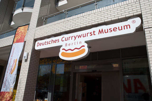 8. 德國柏林 咖哩香腸博物館 Deutsches Currywurst Museum Berlin
德國的咖哩香腸可是非常有名的,不只觀光客熱愛,當地人也十分瘋狂,甚至還創立了咖哩香腸博物館。民眾可在博物館內通過3D影像、聲音和文字了解咖哩香腸的發明和發展,還可以看到各種口味、品牌的咖哩香腸,最重要的是還能品嚐美味的咖哩香腸,熱愛德國道地美食的你千萬別錯過!