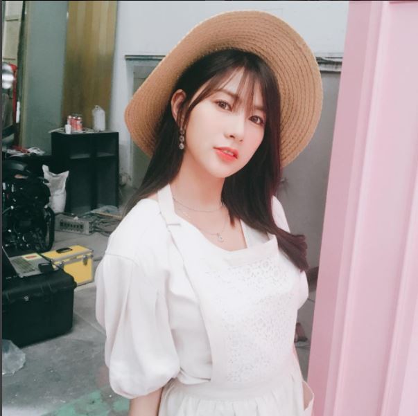 Apink 夏榮
夏榮總是給人一種成熟的感覺呢~
雖然以前常常會被說看不出來夏榮是1996年生的,
而如今夏榮的氣質和美貌都相當符合她現在的年紀了~