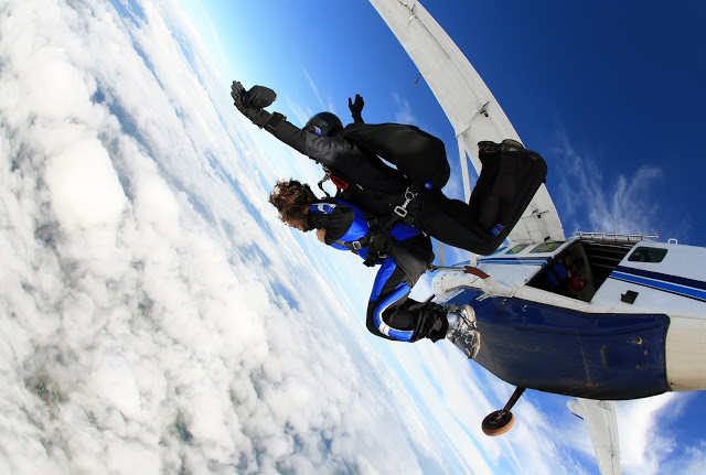 澳洲凱恩斯跳傘(Skydive)
澳洲昆士蘭的四季碰上下雨的機會不多,因此是很適合跳傘的環境之一,許多人來到昆士蘭就是為了這非玩不可的跳傘體驗,跳了之後絕對會上癮這種感受!由14000英呎高空飛越昆士蘭北部,體驗飛在雲層上空的感覺,經過雲層後看見的是凱恩斯經由珊瑚礁構成的天然美景,再加上陸地與海面的交匯,還有什麼比這更幸福的事!