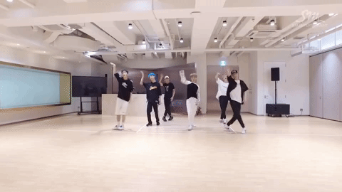 *NCT DREAM-We Young
首先暖~身~運~動~,雙手雙腳自然地往左右外側踏!動作持續50下!用腿部的肌肉把腳盡量踏到最外側,雙手也要利用上臂的力量柔軟的向外做伸展!男團的舞力道比較強,一定要充分暖身啊!!