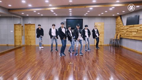 *MONSTA X - BEAUTIFUL
肩膀舞!!雙手放在腰部(也可以稍微抓著褲子),左右兩邊的肩膀依序上下上下動!動作持續30下,主要是肩膀部分,所以雙腳可以自然站立就好!這部分頭部盡量定位不要跟著擺動!平常脖子硬跟肩膀容易酸的人做這個也可以得到緩解哦!