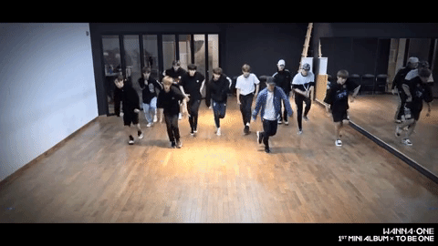 *Wanna One-Energetic
最後一個動作!原地跑步,雙手彎曲用力向上抬舉!動作持續50下!這個動作可以訓練肺活量,比起一般的原地跑步,加上雙手往上抬的動作會更有運動效果!(孩子們好賣力啊~^^)