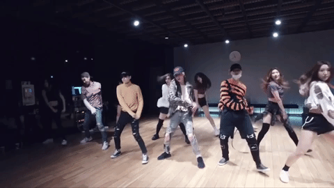 *WINNER - REALLY REALLY
雙腳微蹲,雙手彎曲同時利用上臂的力量往上抬,並且左右交叉抬舉!左右各一下為一組,動作持續做30組!重心放屁股跟著上下蹲!