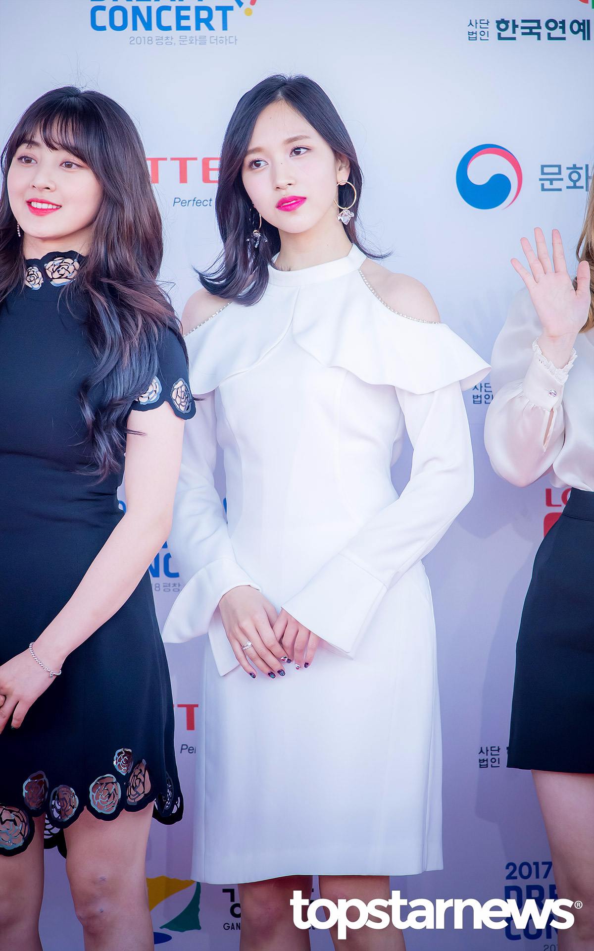 TWICE這陣子忙於日本活動的關係,成員們也經常日韓兩地飛,也讓不少粉絲擔心她們的身體會吃不消,有眼尖的粉絲發現子瑜的身材瘦了許多,網友也猜測是在為了回歸做準備...
