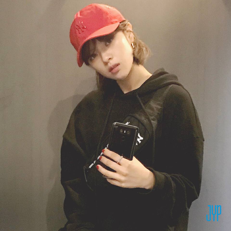 雖然外表看起來Girl Crush爆發,但其實定延才是TWICE成員公認最接近「媽媽」角色的成員。不僅成員在上節目時會忍不住許下承諾說她們一定會好好打掃家裡和廚房,要定延不要老是對她們碎碎唸了