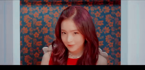 不過上天雖然少了2%的運動神經給Irene,但似乎用200%的勝負欲來補足Irene缺乏的運動神經。只要有看過Red Velvet的團綜,你一定就會知道Irene的勝負欲有多驚人,就在這次的頌獎典禮上Irene的「勝負欲開關」再次被啟動