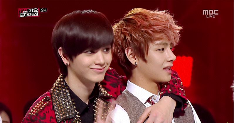 BTOB 陸星材
V的第一位明星朋友陸星材!兩人認識的過程相信大家都知道吧!
因為兩人是相當有名的「廁所朋友」。
陸星材在廁所遇到V的時候問了一句你也是95年生的嗎?要當朋友嗎?然後兩個人救變成朋友了!V後來也有在節目上謝謝陸星材主動跟他交朋友。果然是暖暖的95LINE啊~