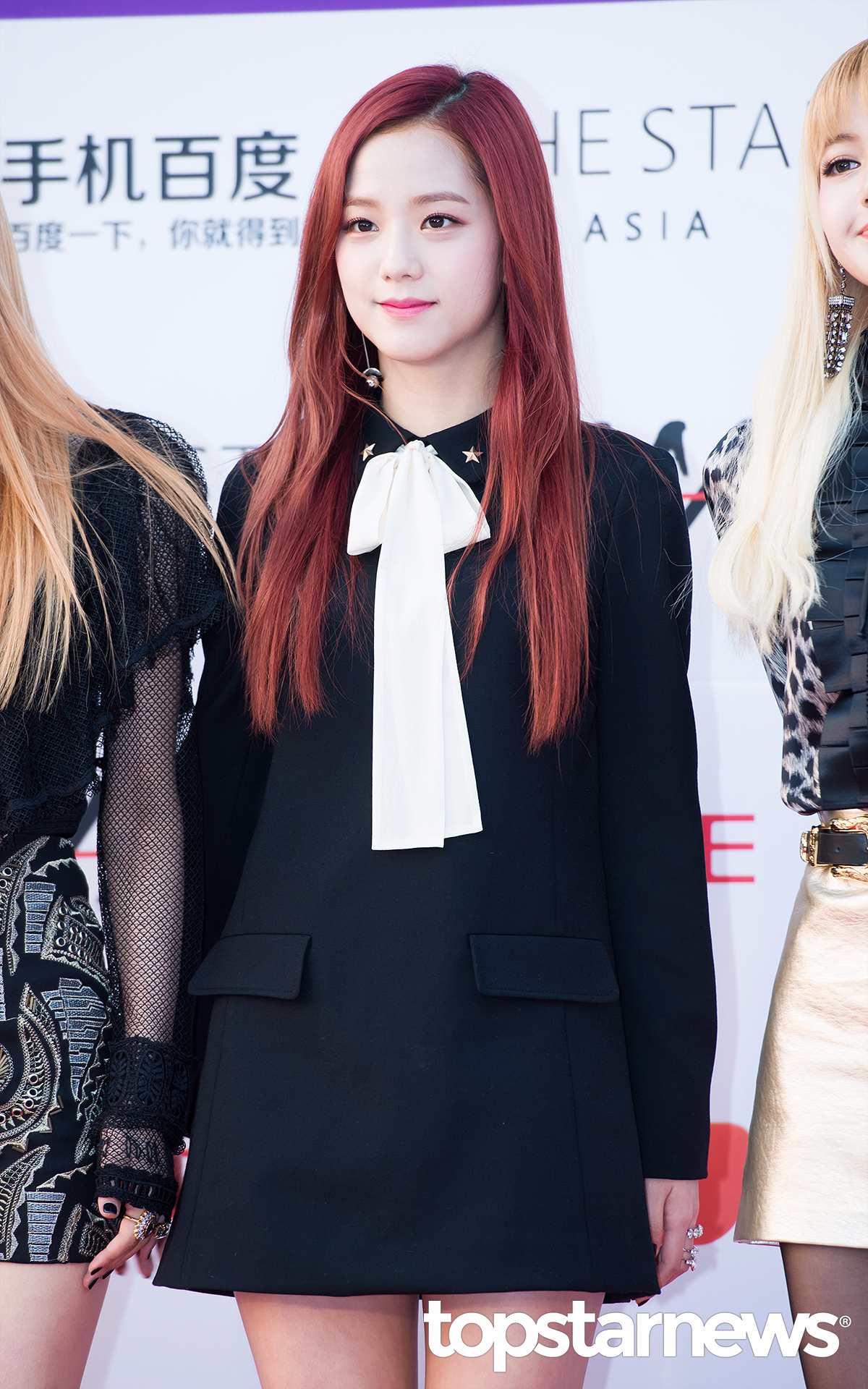♦Jisoo
大姊Jisoo常常都是以長直髮旁分為主,也嘗試過不少溫柔細的造型。這款紅棕色的髮色就能夠襯托出Jisoo白皙的肌膚,就算不多做造型也很美!