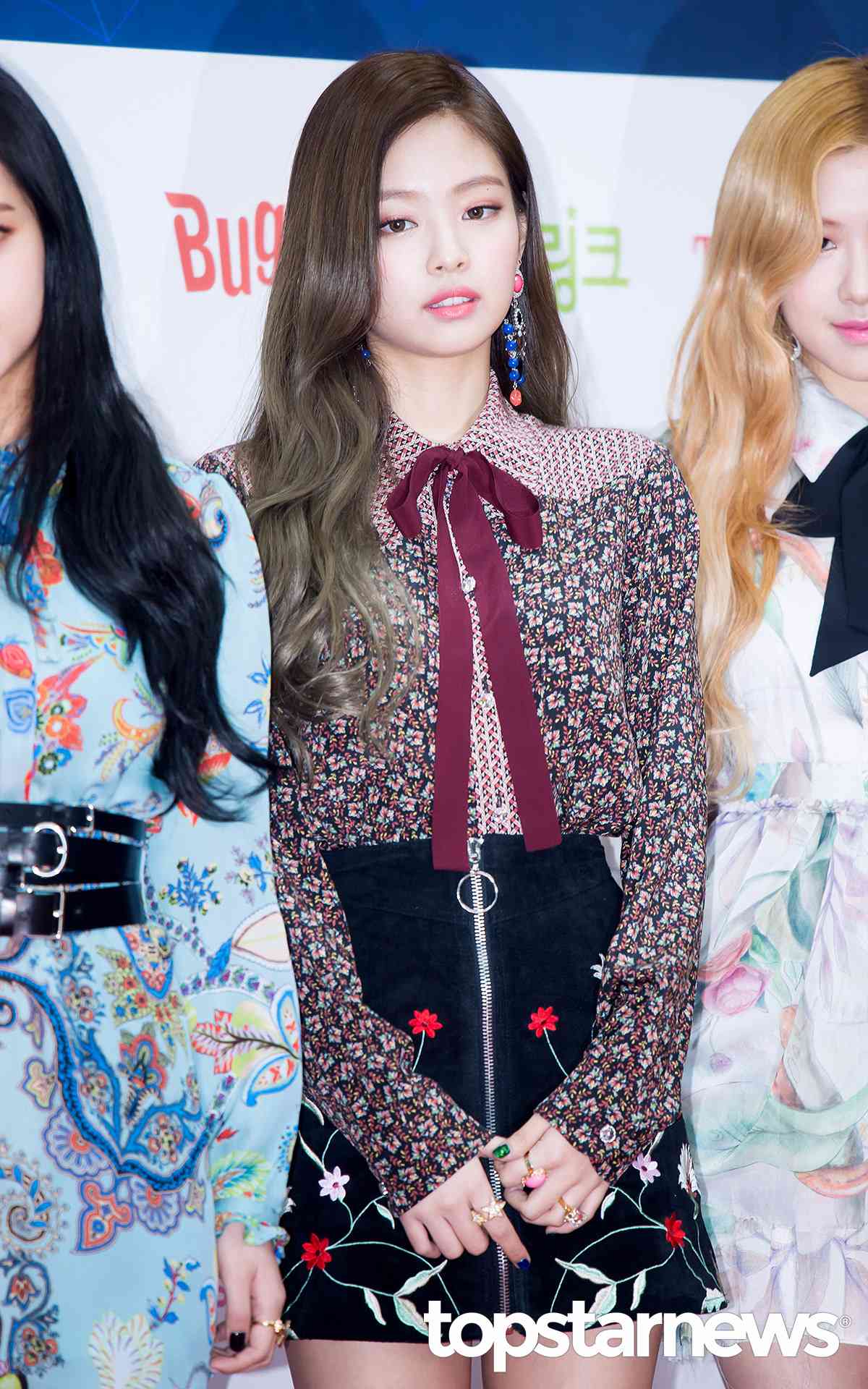 ♦Jennie
Jennie可說是團隊內的髮型王XDDD嘗試過非常多造型的她,偽少女只能說每款都是和啊!像是最基本的旁分長捲髮,配上漸層染髮超真的超!!!美!!!!