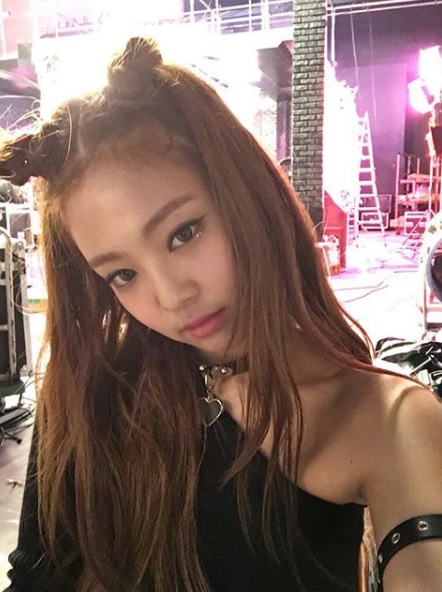 雙辮蘋果頭是不少女孩效仿的造型,配上貓眼眼線更讓Jennie顯得迷人,女孩不仿可以嘗試看看.可以讓雙辮蘋果頭的女孩感看起來更帥氣喔!