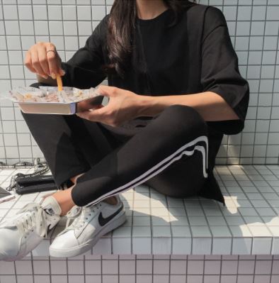*吃飯時單腳立在椅子上
這是韓國古代流傳下來的習慣,以前都是坐在地板用矮桌吃飯,所以對於男女韓國人來說這只是一種習慣,沒什麼特別的~但由於現代人都是穿褲子,畫面是有點不好看,所以現在比較少見,大部分是女生穿長裙時才會這樣做~(可以遮掩)