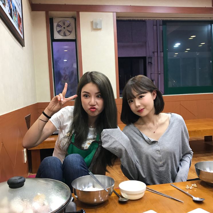 *吃飯超大一口吃
韓國人從以前就認為大口吃飯,大口喝酒才是對煮飯的人表示尊重與滿足(就像吃日本拉麵一樣),尤其是先在湯匙上疊得滿滿的再一口全吃進去,把碗盤的菜全吃乾淨不剩下,才是吃得香的表現!許多韓國男生也覺得大口吃飯的女生很有禮貌又可愛!