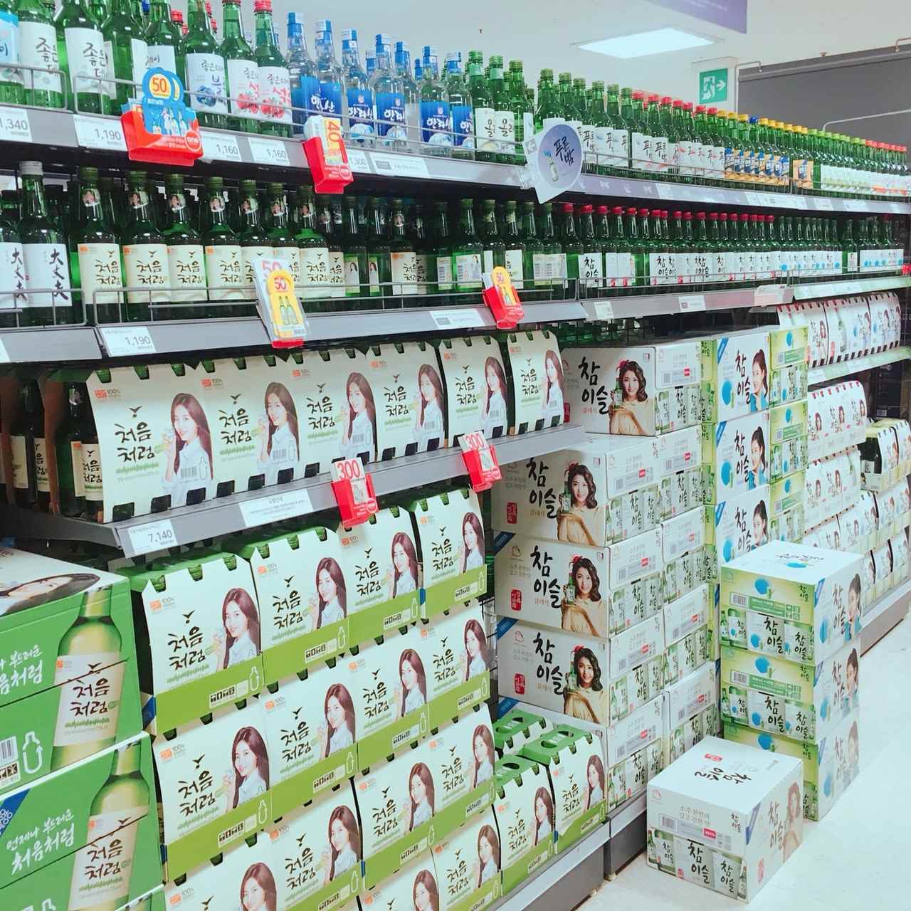 韓國的燒酒也是很有名的喔~~~因為韓國人超愛喝酒也超會喝酒~~~有些大叔甚至會把酒當水喝了呢~~偷偷告訴大家買燒酒時價位上都會有折價卷,結帳的時候給大媽刷一下條碼也能省下一些小錢然後就可以拿那些錢來買更多東西(誤~~~