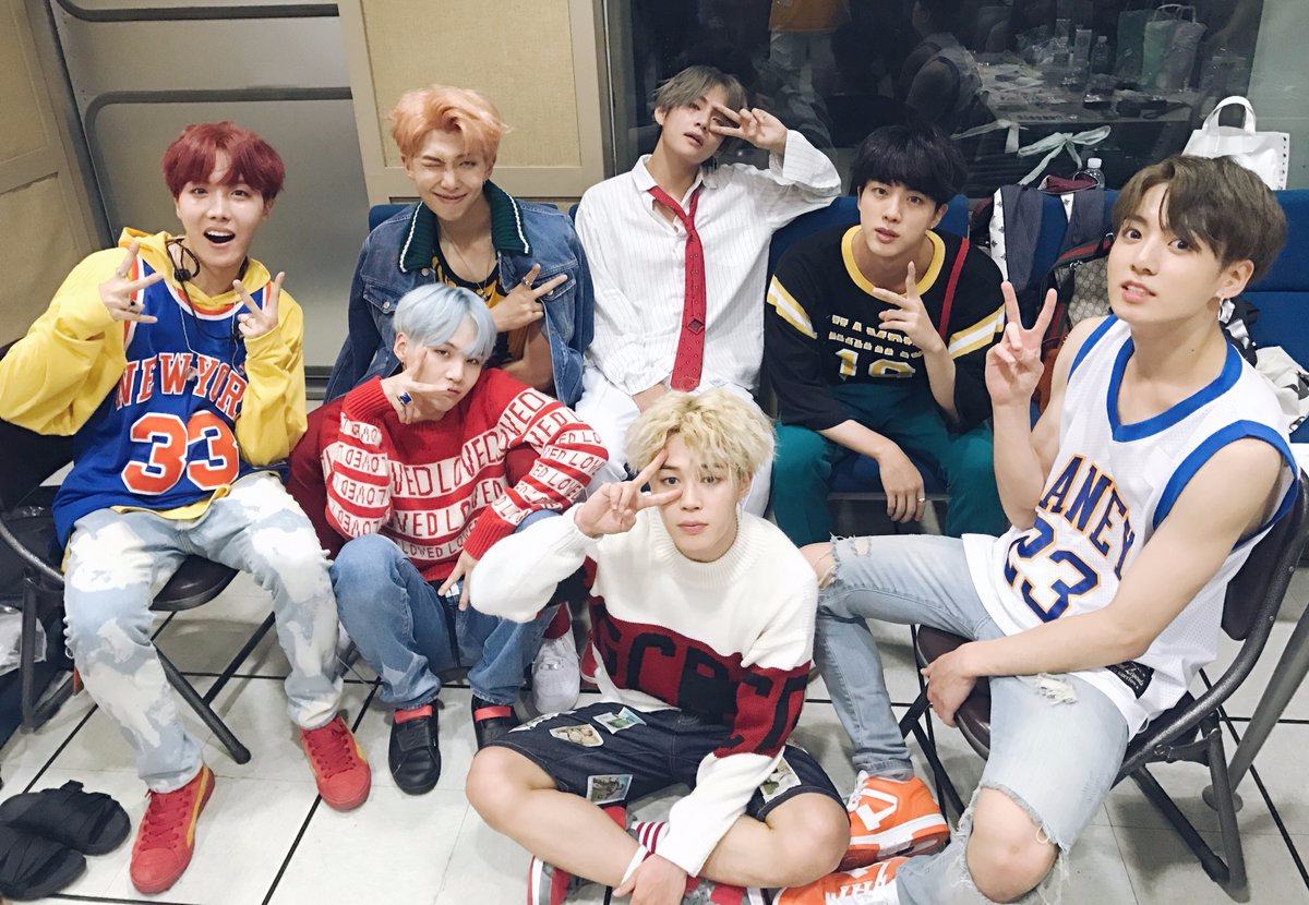 成員們也在《COMEBACK SHOW - BTS DNA》公開了許多有趣的小趣事,甚至還公開了成員們房間內部的裝潢擺設,雖然先前也曾在直播中曝光過,但這次可是很仔細帶粉絲們參觀房間...