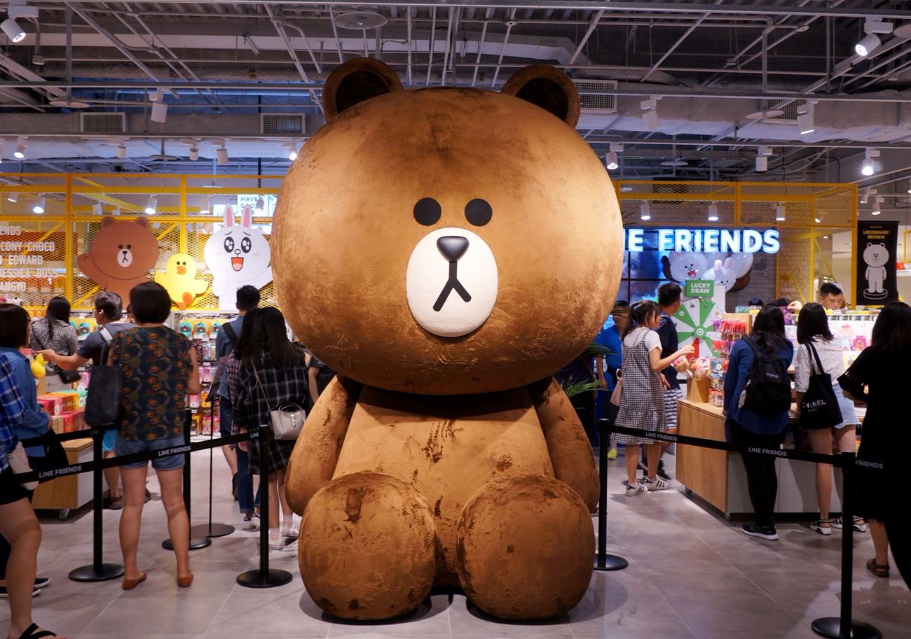 不過要讓飽兒說,最犯規的絕對就是這個LINE FRIENDS STORE!以熊大的一天為主題的《熊大樂活市集》正式開張,光是看到這3米高的熊大坐鎮,一定是拍照、打卡的重點,超殺手機記憶體的啊!裡面還有5大拍照景點、超過50種超萌系周邊產品,而且角色超齊全:兔兔、詹姆士、部長、熊大、雷納德、莎莉、熊美通通有,不怕買不到!也就是說來這邊荷包記得先裝滿啊XD