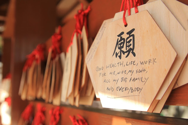 沐煙治病聽起來或許太神奇了一點,但許多日本人相信這煙是有神明加持過的,在前往淺草寺祭拜時總是會去香爐前,將煙霧薰在身上不舒服的患部,希望可以減輕病痛,雖然究竟有沒有療效不清楚,但相信多少可以獲得心靈上的安定!
▶︎神社:淺草寺
▶︎地址:東京都台東區淺草2-3-1
▶︎入場費用:免費