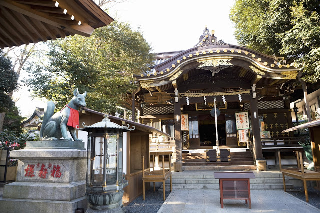 #財運
4.豐川稻荷東京院
還記得京都的伏見稻荷大社嗎?和它併稱三大稻荷之一的正是這間豐川稻荷,這可這裡是大家求財運、求生意興隆的熱門地。神堂桌上排滿的鮮豔黃色小紙袋,是尊天神讓祈求財運的信徒帶回家的「融通金」,無論誰都能免費領取,信封中裝著嶄新錢幣10日圓,據說放在皮夾中可保庇財運滾滾來,但要記得向尊天神領取融通金後,一年後得回來還願,並要加倍奉還,以表達對祂這一年保佑的謝意。