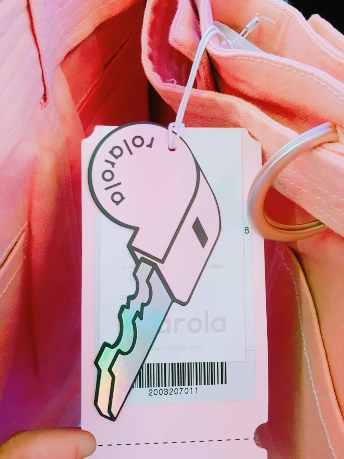 剛剛說到的ROLA ROLA專屬LOGO在每件服飾的價牌上面都有,真的很想收集阿~LOGO超有設計感,而且跟ROLA ROLA風格非常搭配,讓人感覺年輕又有活力,店家甚至還會把真的口哨掛在衣架上面做裝飾,我都忍不住想去吹一下,拜託別這麼做!!那些口哨都涂了粉紅色的漆XD