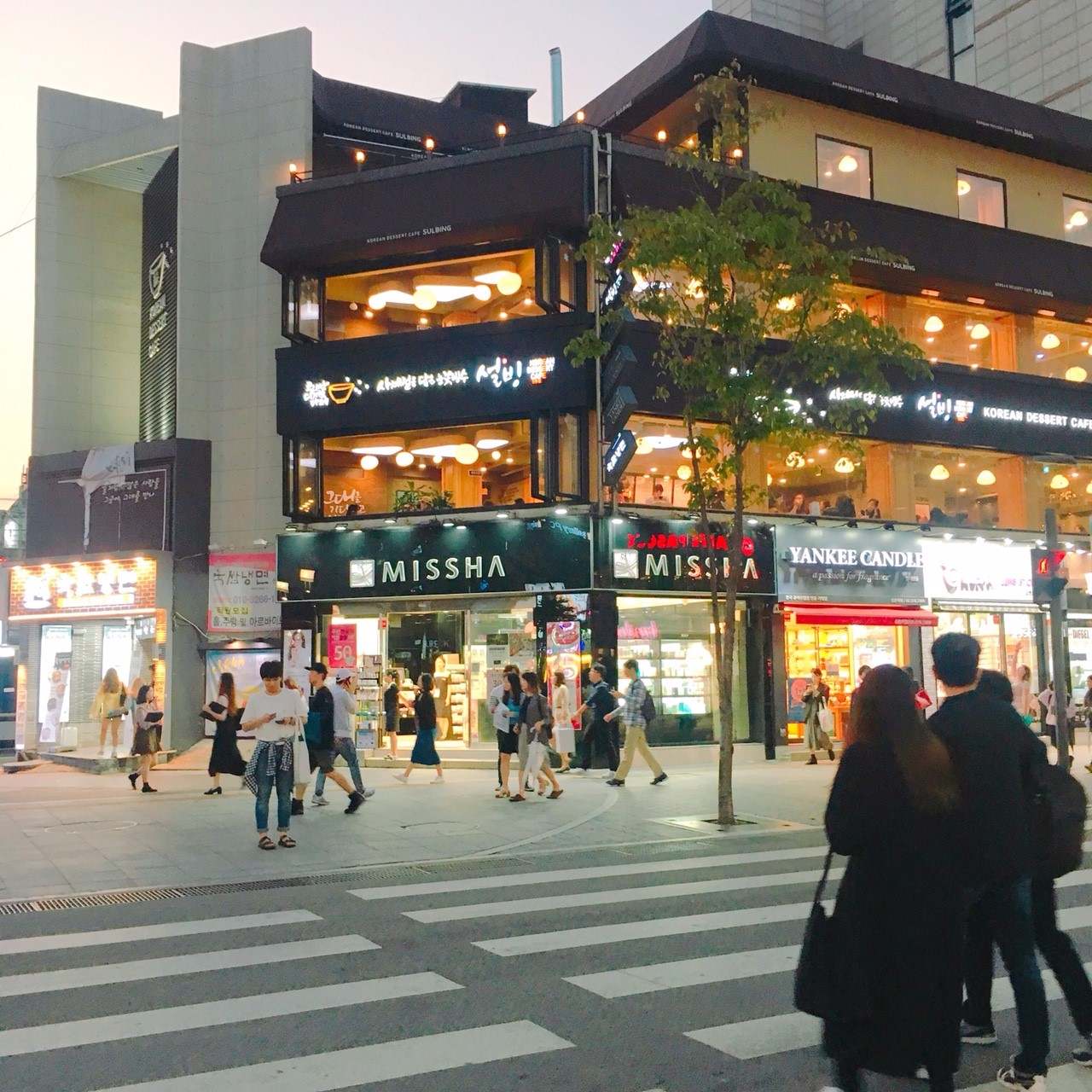 說到韓國能不說到化妝品嗎?!新村街上有超級多品牌的化妝品,各式各樣品牌多的跟明洞有的比呦!!!有些店家也有提供韓幣30000以下能夠現場退稅~~~這樣在機場就不用排很長的隊伍等退稅喔~~