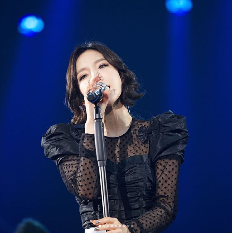 這才發現原來先前曾說過自己喜歡貝貝,想和瑟琪成為好友,又在音樂節目上看得出來超喜歡宣美的潔瓊其實真正的身份是太妍粉絲。雖然意外的讓身份曝光,但產來明星也和一般人一樣,會把偶像設成桌面這一點還是超可愛