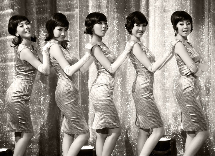 而2010年善美因為無法適應長期在美國的生活,決定暫停她的音樂事業以繼續學業生涯,並由惠林接替善美的位置。
而這長時間的空白期再加上成員的交替,都對WONDER GIRLS造成了致命的打擊...
隨著許多新人女團的出現,以及少女時代的大紅,WONDER GIRLS的聲勢也無法回到當初ㅠㅠ