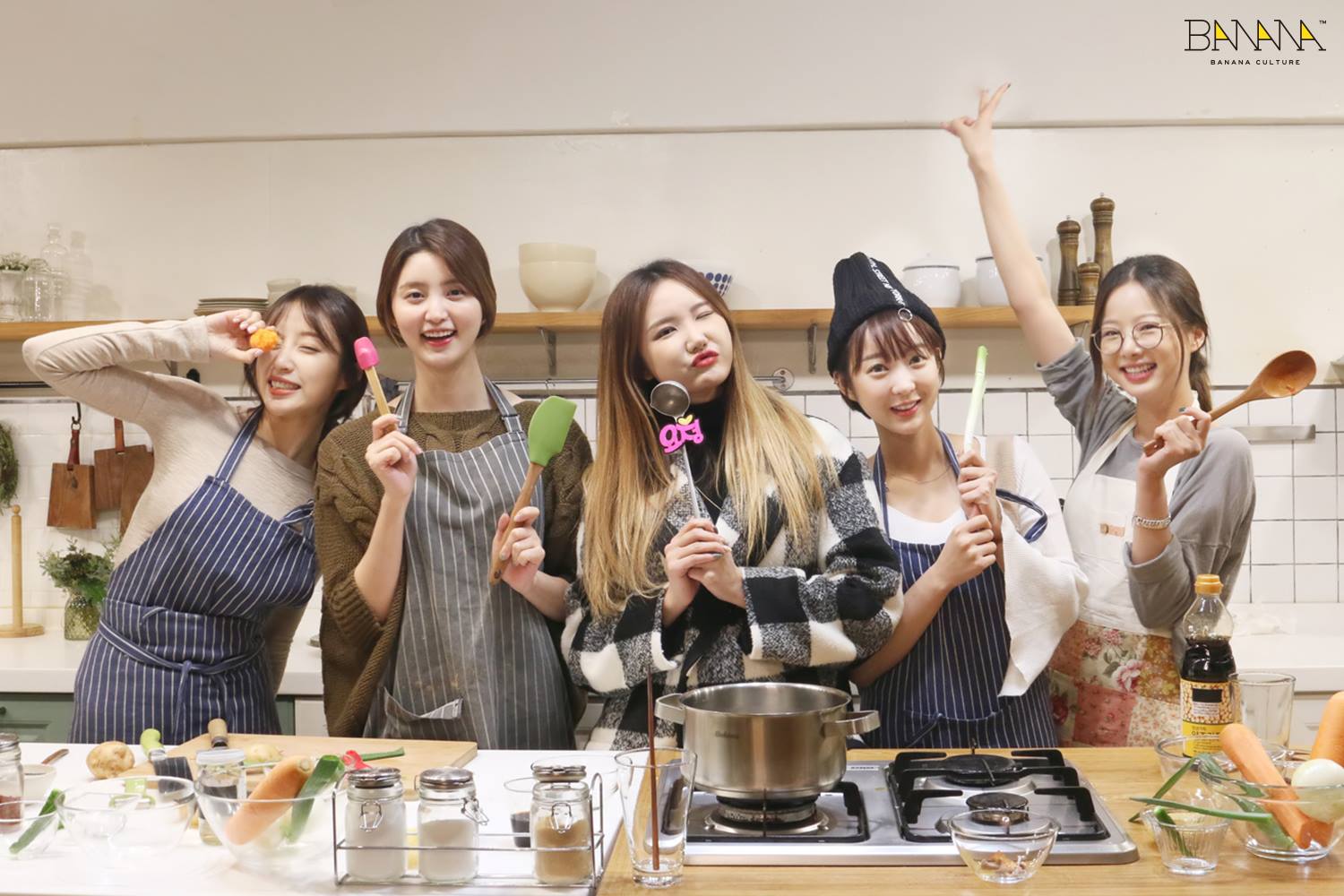 EXID
相信粉絲都知道EXID原本是6人女團吧!
而原本於2012年出道的EXID是由LE、正花、 哈妮、有智、多美及海嶺組成,沒想到出道後的兩個月有智、多美和海嶺卻退出組合...而公司在同年8月加入率智及慧潾成為EXID的新成員!