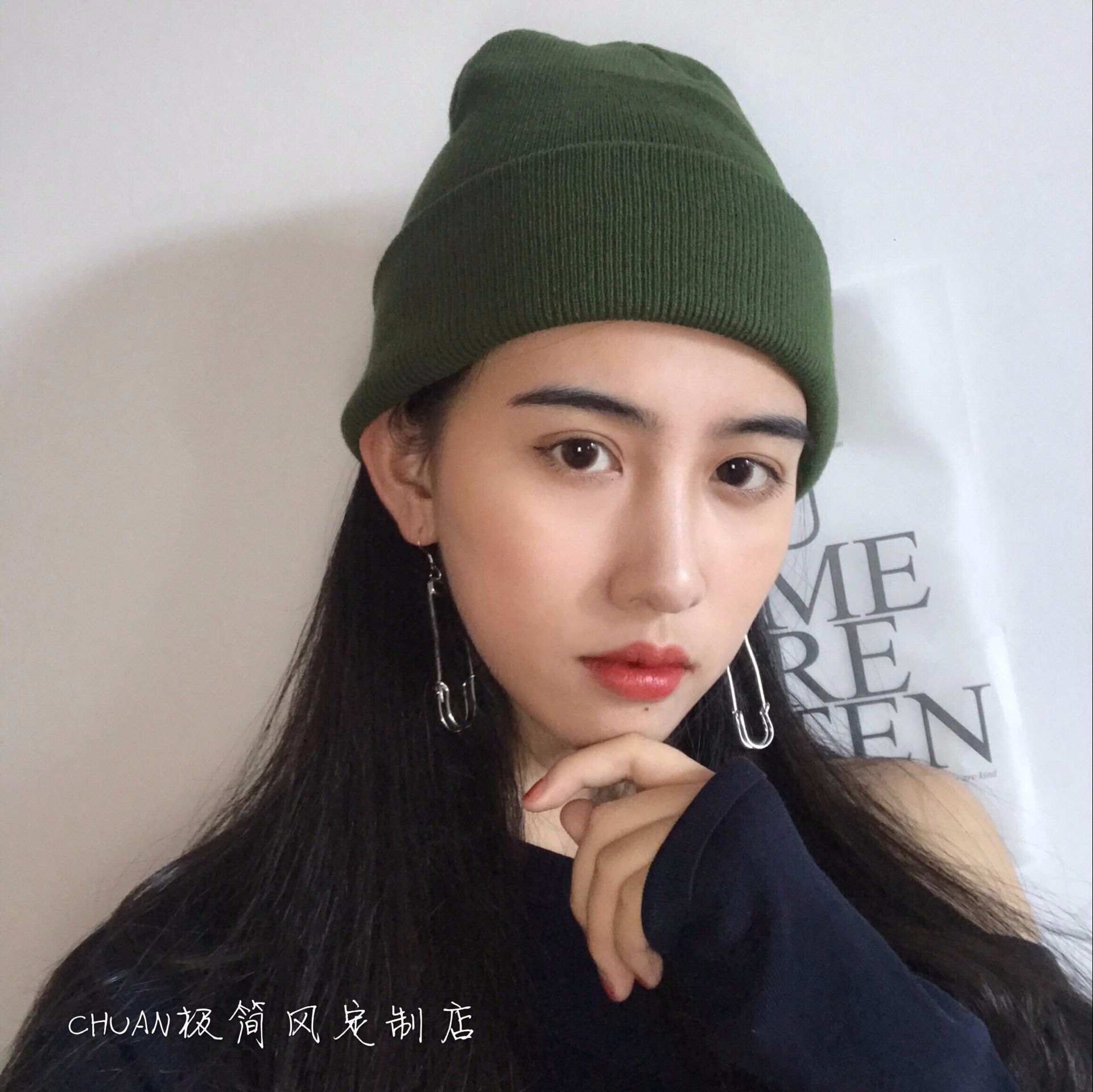 ✘ out of fashion - 反摺針織帽
前幾個冬天大流行過的反摺針織帽,而且一定要是這種戴上後上面還多一塊不會戴滿的款式,現在也就靜靜的躺在摩登少女家的衣櫃裡XDD