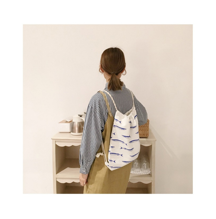 ✘ out of fashion - 後背束口袋
這個幾年前真的是路上人人都在背啊~也是不知道從哪裡流行起來的,不過最近看到別人背的話確實會覺得有些過時了呢~