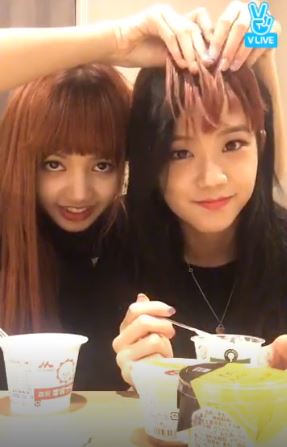 日前忙內LISA和大姊Jisoo兩人一起直播時聊到LISA的新「眉上瀏海」,雖然LISA覺得有些不習慣但網友都大讚超可愛,LISA也突發奇想把瀏海放在Jisoo頭上(笑XD)