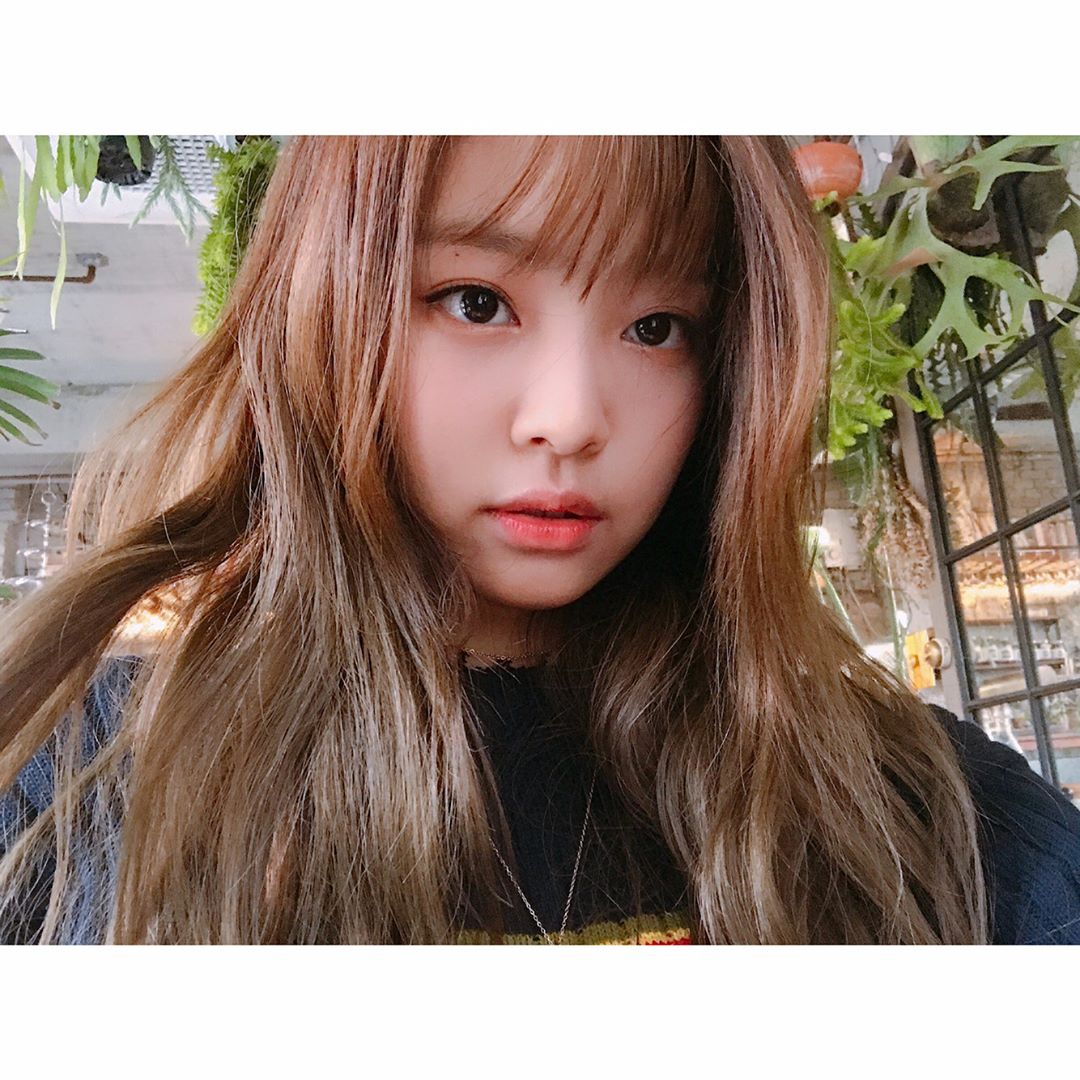 粉絲們還記得有次Jennie在直播中提到想要剪瀏海,結果過沒多久Jennie就真的跑去剪瀏海了!超級行動派(笑XD)